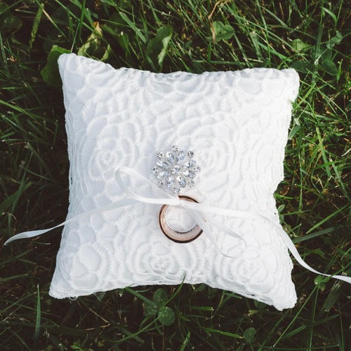 リングピローとは 香川 高松の婚約指輪 結婚指輪 専門店 アイアイイスズ ブライダル